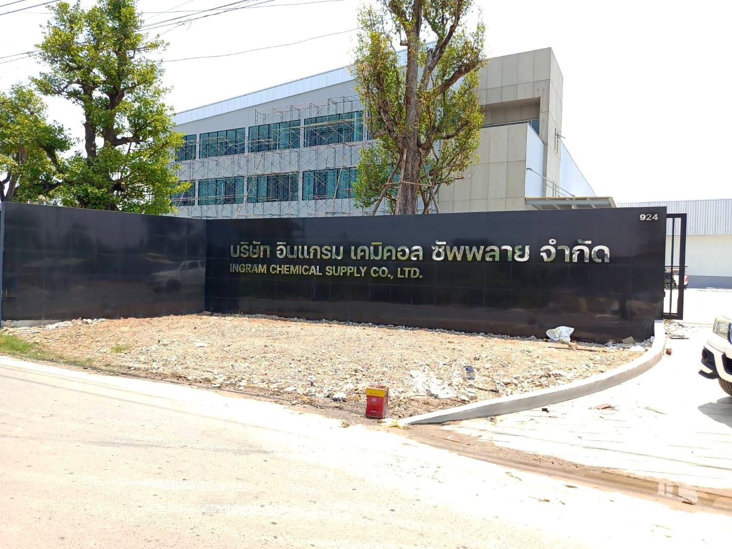 ป้ายสแตนเลส เงินเงา BA ผิวเงาเรียบหรู สะท้อนชัดเจน เหมาะสำหรับป้ายบริษัทและอาคารสำนักงาน
