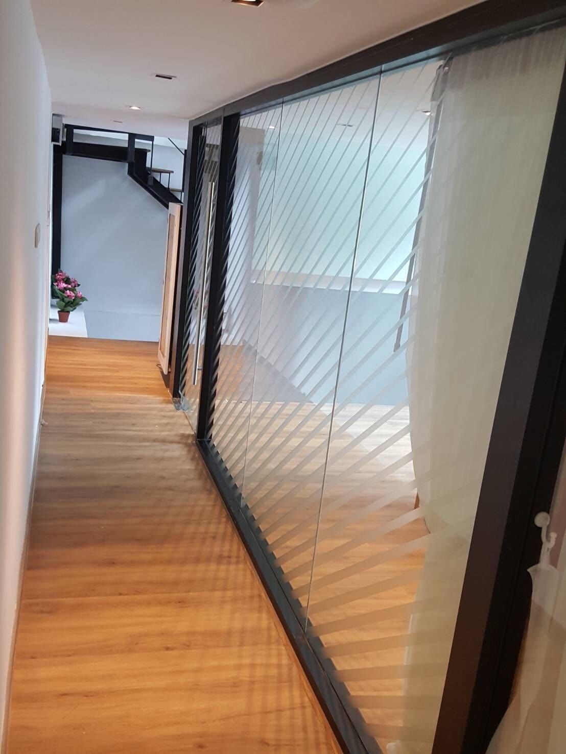 สติ๊กเกอร์ฝ้า ติดกระจก ฟิล์มฝ้าติดกระจก - Octopus Media Solutions