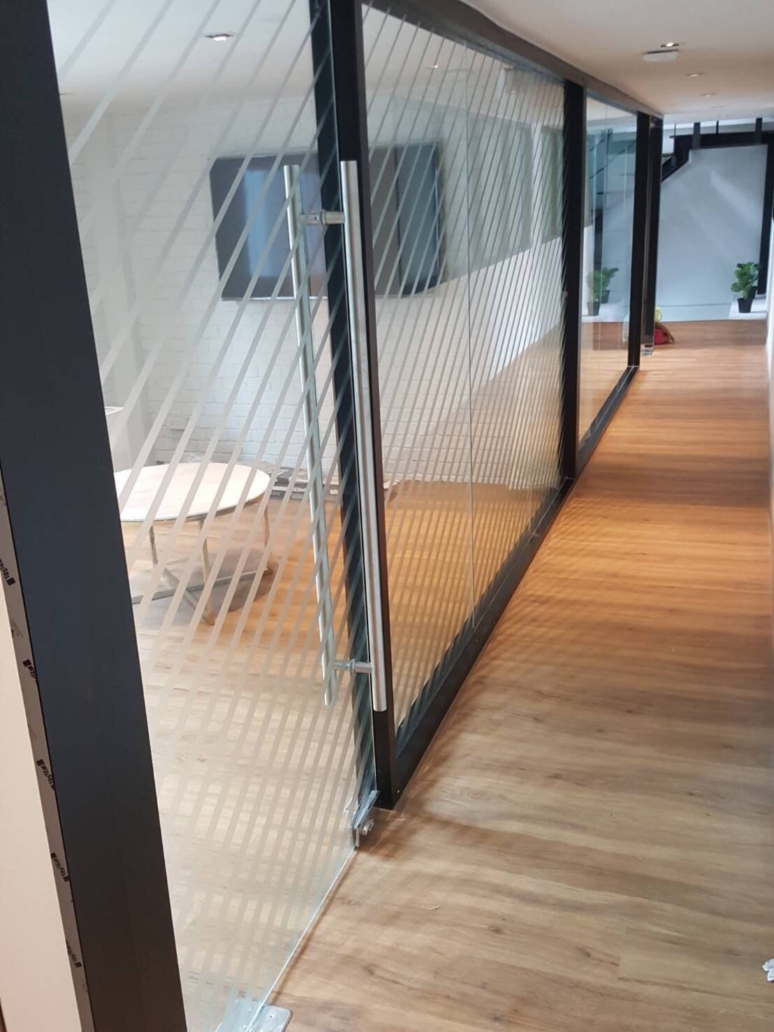 สติ๊กเกอร์ฝ้า ติดกระจก ฟิล์มฝ้าติดกระจก - Octopus Media Solutions