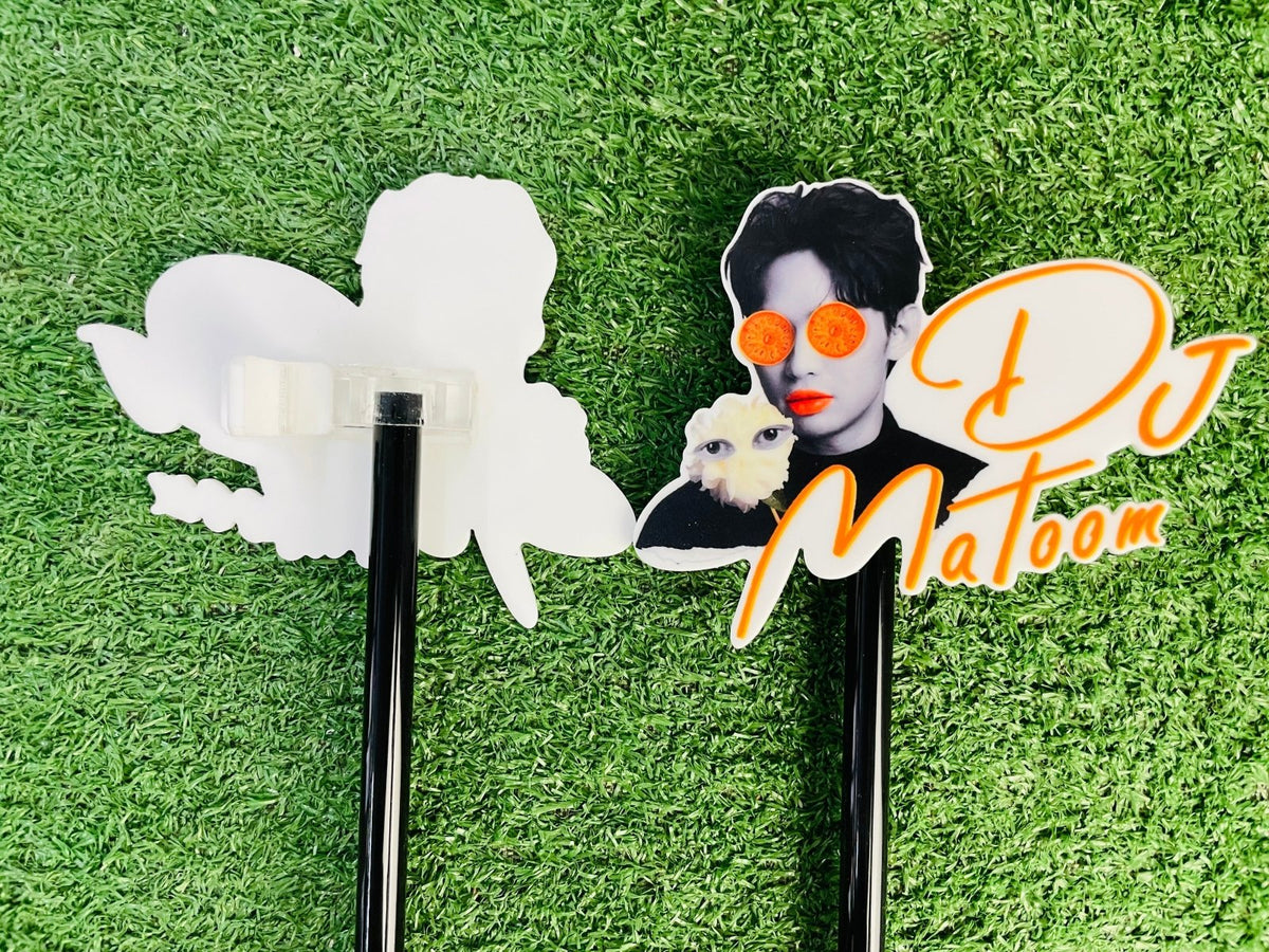 ป้ายไมค์ โลโก้ไมค์ และป้ายหัวไมค์ พิมพ์คมชัด ดีไซน์สวย เหมาะสำหรับงานอีเวนต์ สื่อประชาสัมพันธ์ รายการทีวี และงานโปรโมชัน