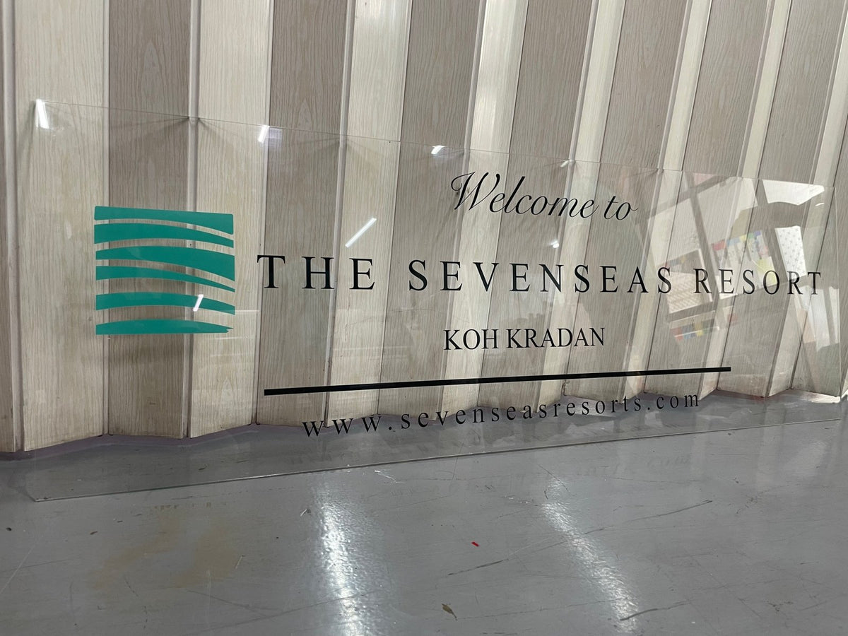 ป้ายอะคริลิคใส และพิมพ์อะคริลิคใส โปร่งใส พิมพ์คมชัด ดีไซน์หรูหรา เหมาะสำหรับป้ายบริษัท ร้านค้า และงานตกแต่งอาคาร