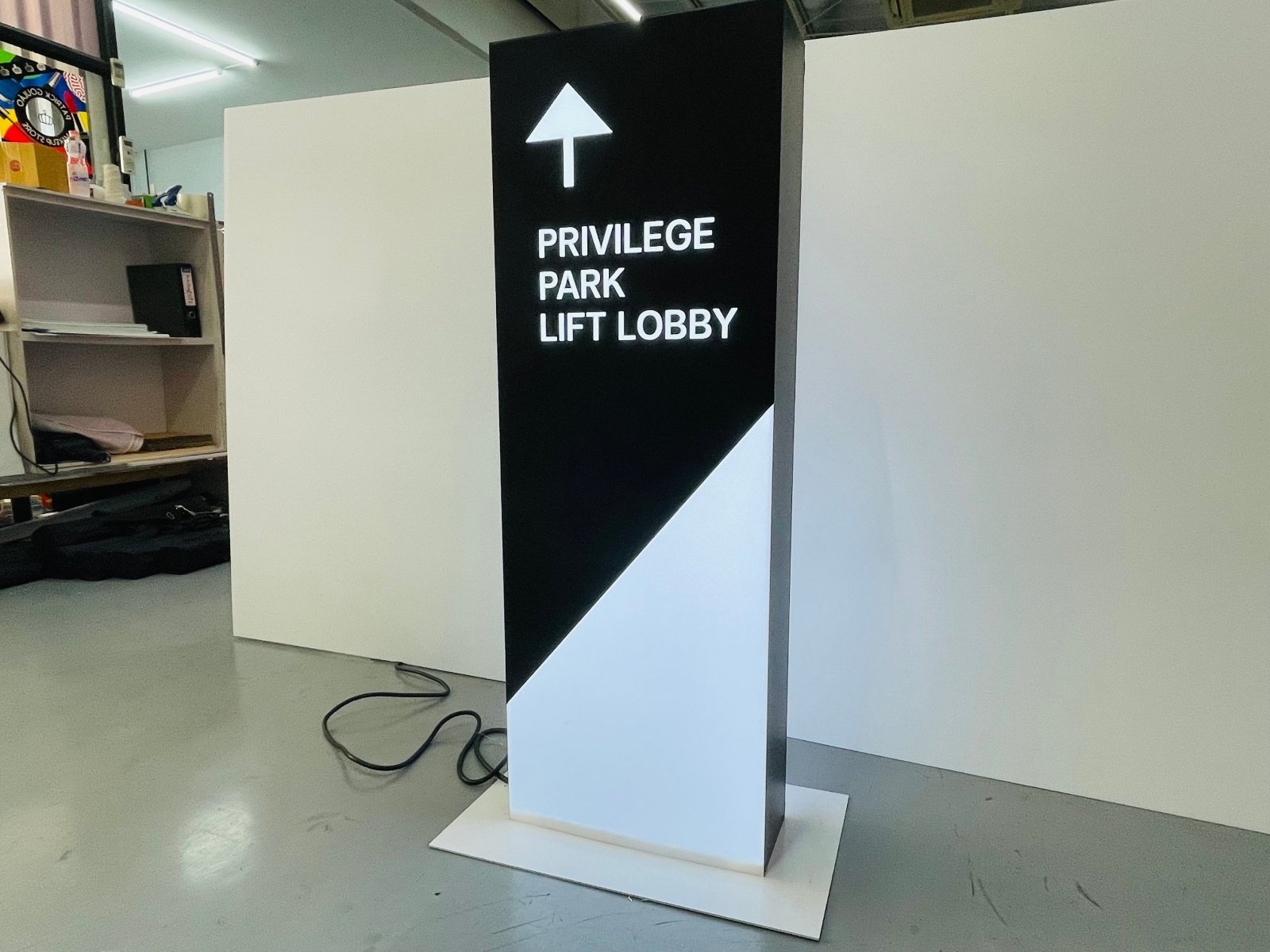 ป้ายสัญลักษณ์ ป้ายบอกทาง และป้ายจราจร สะท้อนแสง มองเห็นชัด แข็งแรง ทนทาน เหมาะสำหรับถนน อาคาร และพื้นที่สาธารณะ