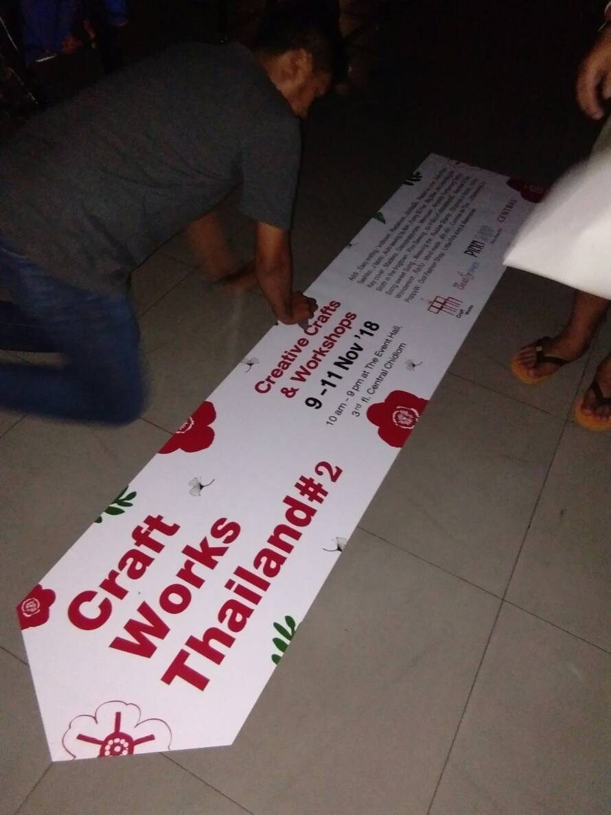 สติ๊กเกอร์ติดพื้น และสติ๊กเกอร์ติดทางเดิน พิมพ์คมชัด กันลื่น ทนทาน เหมาะสำหรับงานประชาสัมพันธ์ ป้ายบอกทาง และงานอีเวนต์