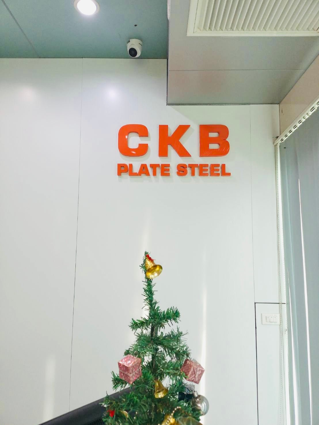 ป้ายบริษัทอักษรโลหะทำสี ดีไซน์สวย สีคมชัด เหมาะสำหรับป้ายองค์กร ร้านค้า และงานตกแต่งอาคาร