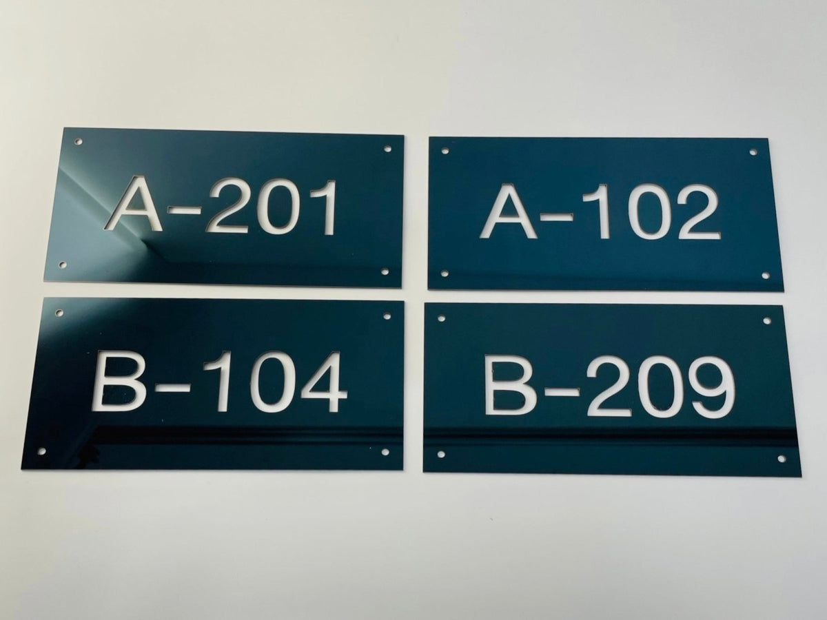 ป้ายเนมเพลท เนมแทก และป้ายกัดกรดเซาะร่อง ตัวอักษรคมชัด ทนทาน เหมาะสำหรับป้ายชื่อบริษัท เครื่องจักร และงานอุตสาหกรรม