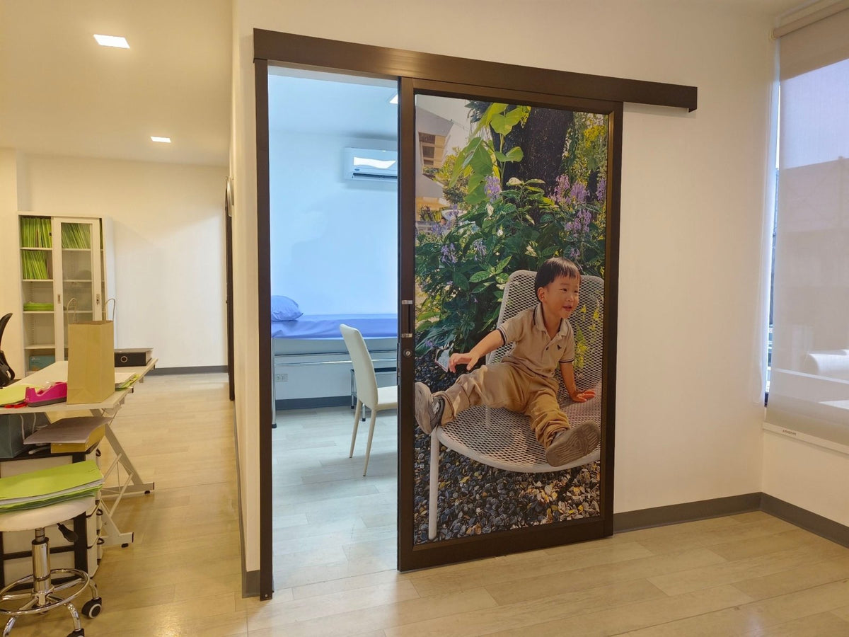 สติ๊กเกอร์ติดประตูกระจก พิมพ์คมชัด สีสดใส เหมาะสำหรับร้านค้า สำนักงาน และงานตกแต่งอาคาร