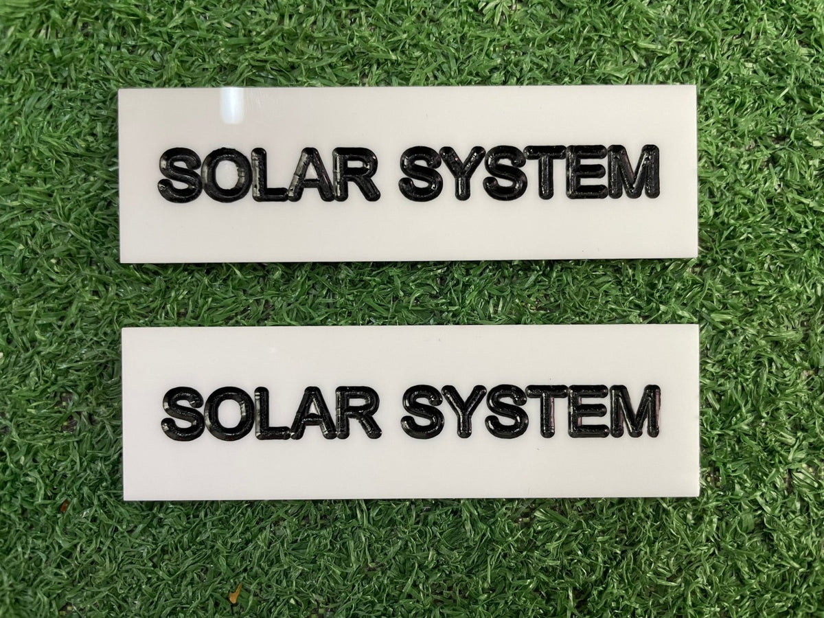 เซาะร่องอะคริลิค Laser Marking งานพิมพ์และแกะสลักคมชัด เนี้ยบหรู เหมาะสำหรับป้ายชื่อ ป้ายบริษัท และงานตกแต่งพิเศษ