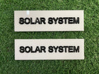 เซาะร่องอะคริลิค Laser Marking งานพิมพ์และแกะสลักคมชัด เนี้ยบหรู เหมาะสำหรับป้ายชื่อ ป้ายบริษัท และงานตกแต่งพิเศษ