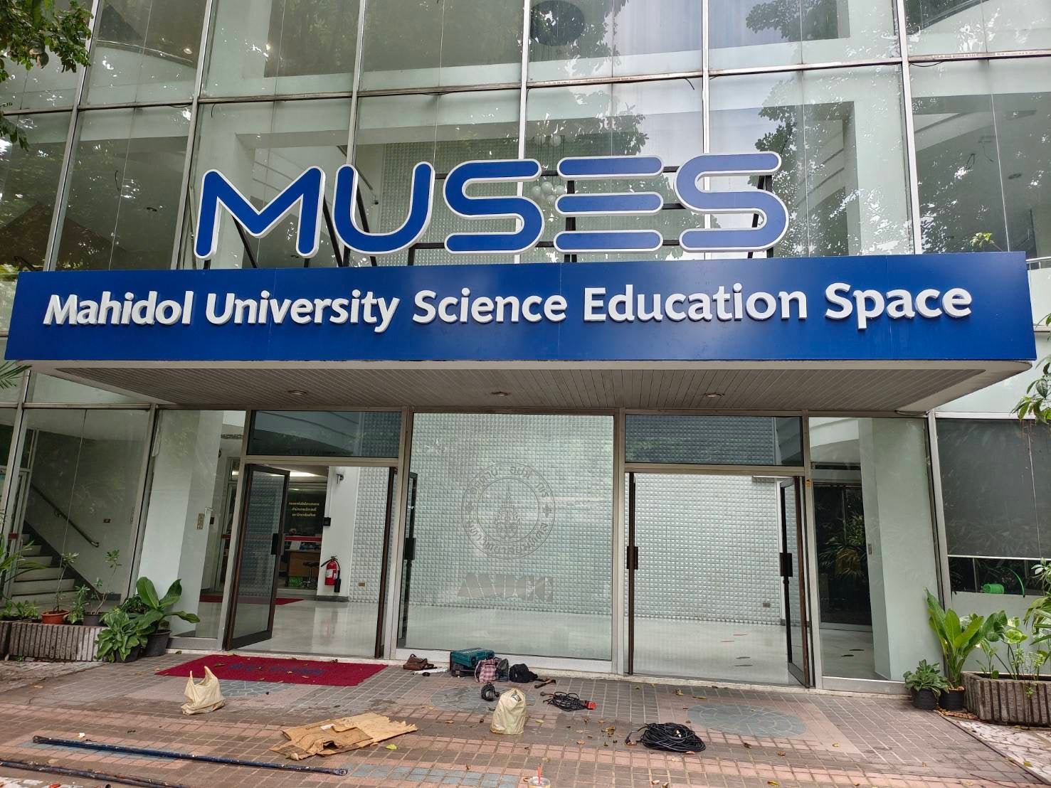 ป้ายสถาบัน ตัวอักษรคมชัด ดีไซน์ทางการ เหมาะสำหรับสถาบันการศึกษา มหาวิทยาลัย และองค์กร