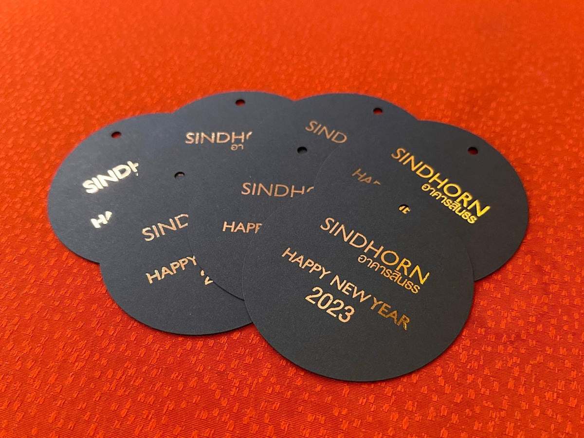 ป้ายแท็ก ป้าย Tag พิมพ์คมชัด ใช้เป็นป้ายสินค้า ป้ายราคา หรือป้ายโลโก้ เหมาะสำหรับร้านค้า งานอีเวนต์ และการโปรโมชันสินค้า