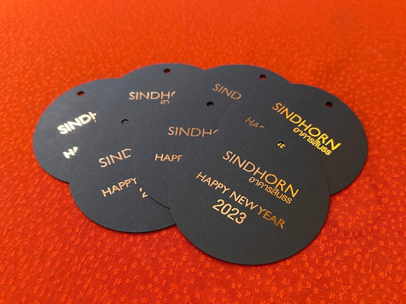 ป้ายแท็ก ป้าย Tag พิมพ์คมชัด ใช้เป็นป้ายสินค้า ป้ายราคา หรือป้ายโลโก้ เหมาะสำหรับร้านค้า งานอีเวนต์ และการโปรโมชันสินค้า