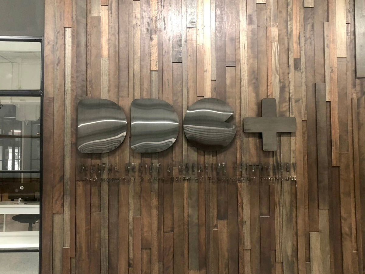 ป้ายสแตนเลสดำแฮร์ไลน์ ดีไซน์หรูหรา แข็งแรง ทนทาน เหมาะสำหรับป้ายบริษัทและงานตกแต่งอาคาร