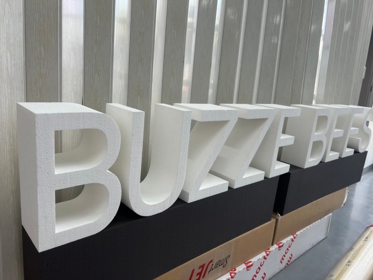 ป้ายโลโก้ตั้งพื้น และป้ายตั้งประกอบฉากถ่ายรูป ดีไซน์สวยสะดุดตา เหมาะสำหรับงานอีเวนต์ งานเปิดตัวสินค้า และการโปรโมทร้านค้า