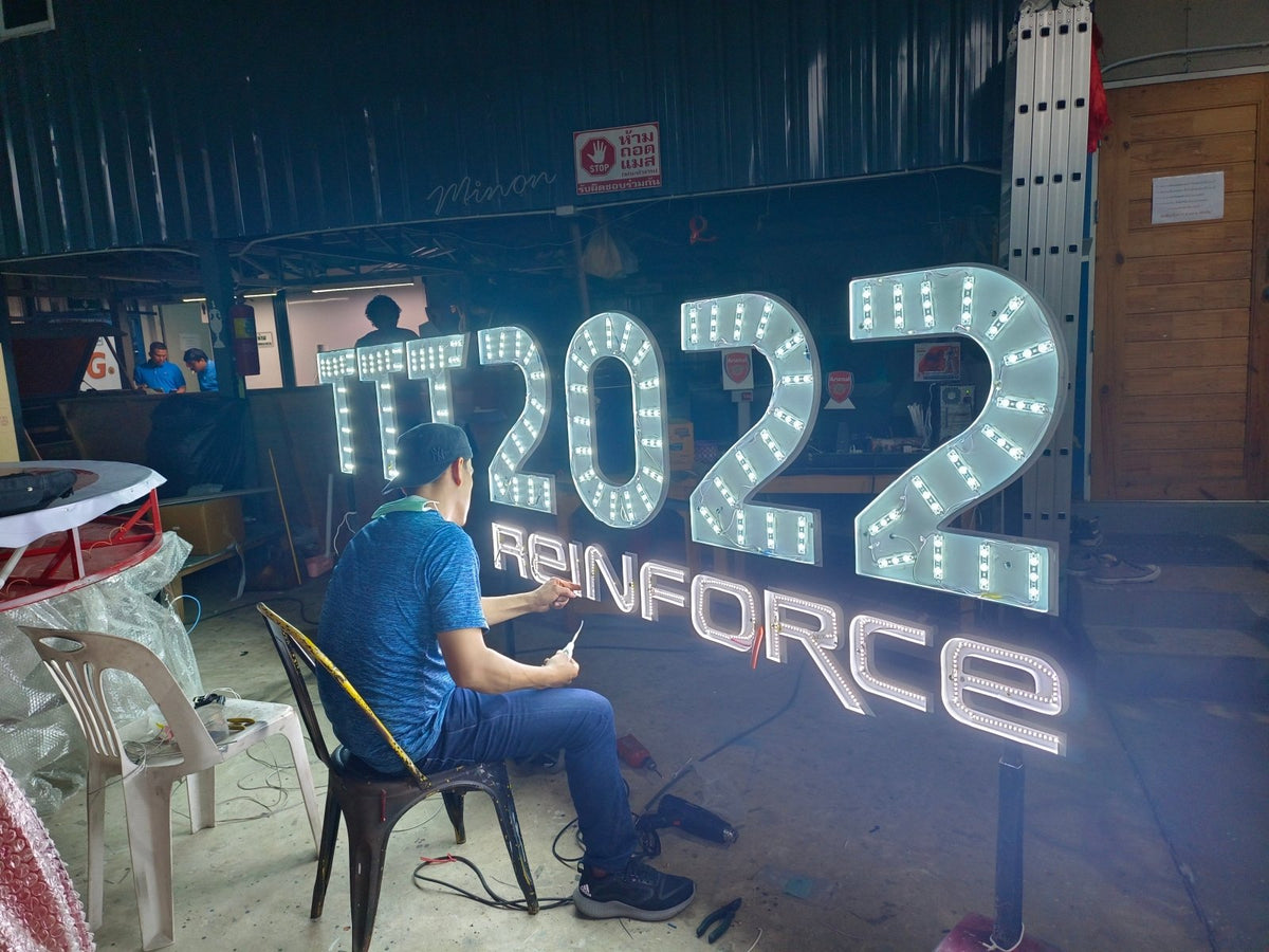 ป้ายอักษรไฟออกหน้า สว่างชัดเจน ดีไซน์โดดเด่น เหมาะสำหรับร้านค้า บริษัท และงานโฆษณา