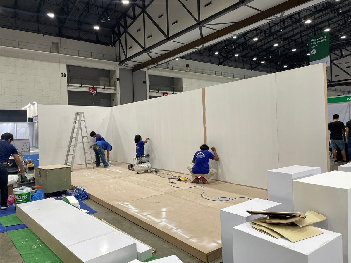 รับทำบูธแสดงสินค้า บูธออกงานอีเวนต์ และบูธ Expo ดีไซน์สวย พิมพ์คมชัด โครงสร้างแข็งแรง เหมาะสำหรับงานโปรโมชันและนิทรรศการ