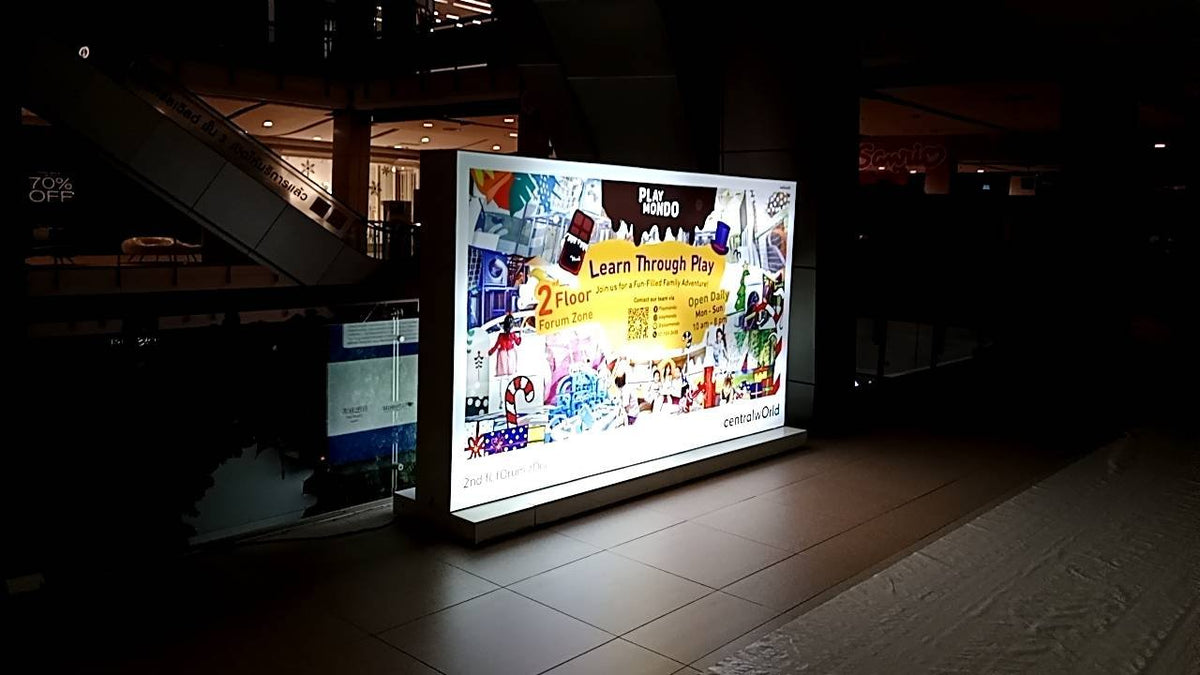 ป้ายกล่องไฟผ้า 3P ฐานตั้งพื้น มีล้อลาก เคลื่อนย้ายสะดวก เหมาะสำหรับงานอีเวนต์และงานโปรโมชัน