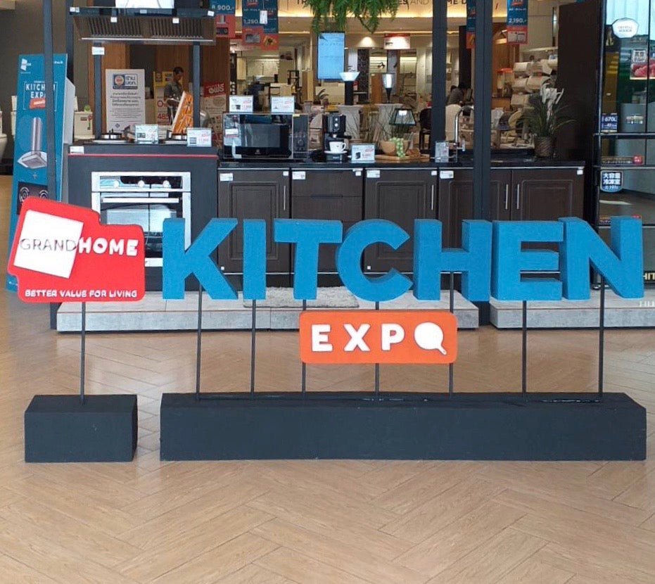 ป้ายโลโก้ตั้งพื้น และป้ายตั้งประกอบฉากถ่ายรูป ดีไซน์สวยสะดุดตา เหมาะสำหรับงานอีเวนต์ งานเปิดตัวสินค้า และการโปรโมทร้านค้า