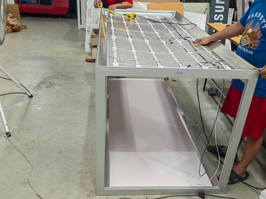 ป้ายกล่องไฟผ้า Fabric Light Box พิมพ์คมชัด สีสด ติดตั้งง่าย เหมาะสำหรับงานอีเวนต์ บูธแสดงสินค้า และป้ายโฆษณา