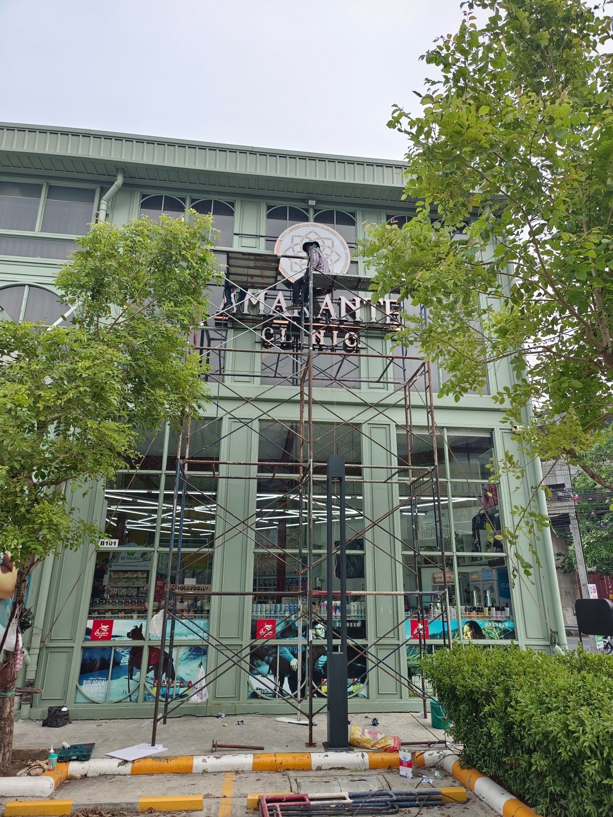 ติดตั้งป้ายตั้งนั่งร้าน แข็งแรง ปลอดภัย เหมาะสำหรับอาคารสูง งานก่อสร้าง และป้ายขนาดใหญ่