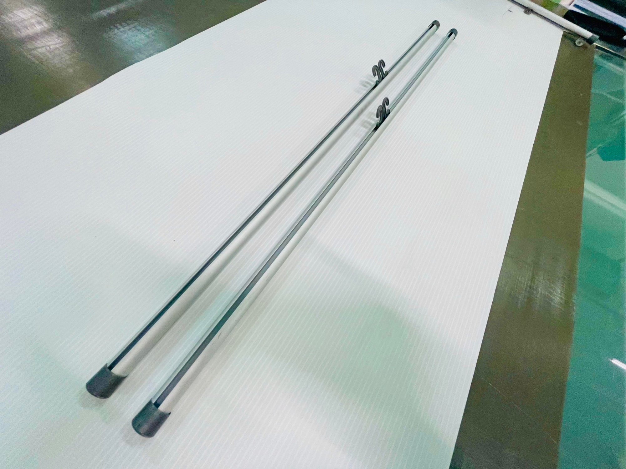 โปสเตอร์แขวนผนัง Hanging Poster พิมพ์คมชัด สีสดใส เหมาะสำหรับงานโฆษณา ประชาสัมพันธ์ และตกแต่งผนัง