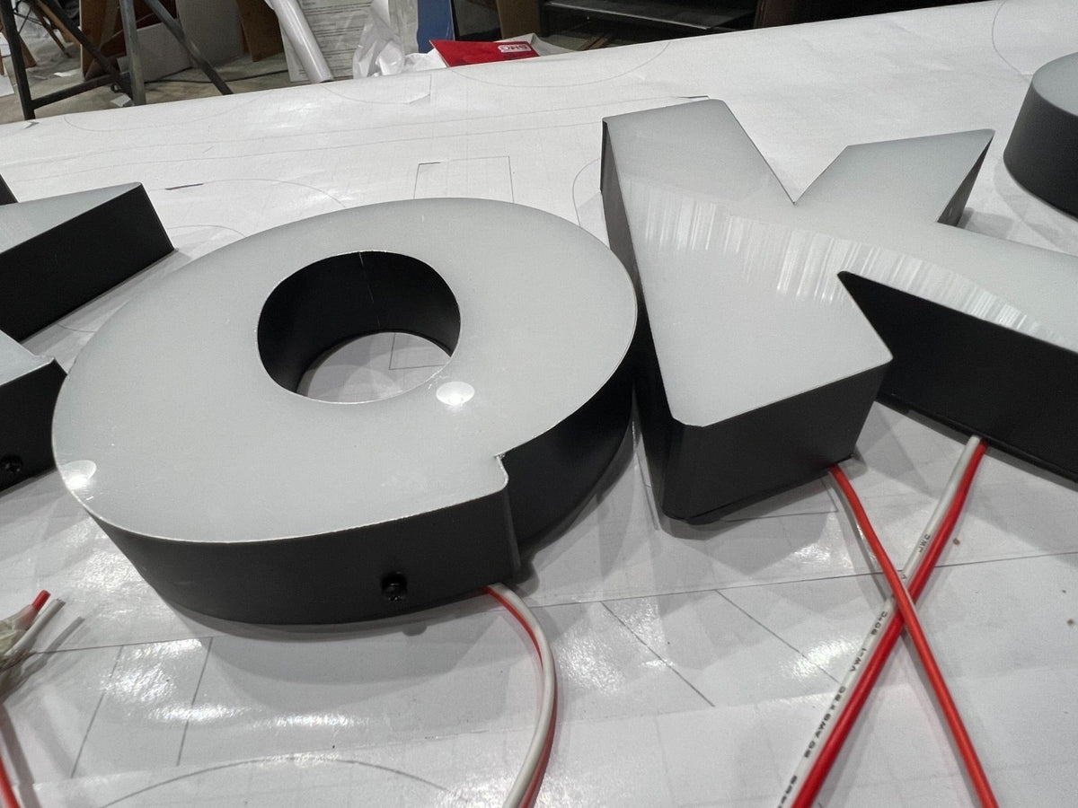 อักษรไฟไม่มีขอบ และป้ายไฟอลูมิเนียมไม่มีคิ้ว ดีไซน์ทันสมัย สว่างคมชัด เหมาะสำหรับป้ายร้านค้า ป้ายบริษัท และงานตกแต่งอาคาร