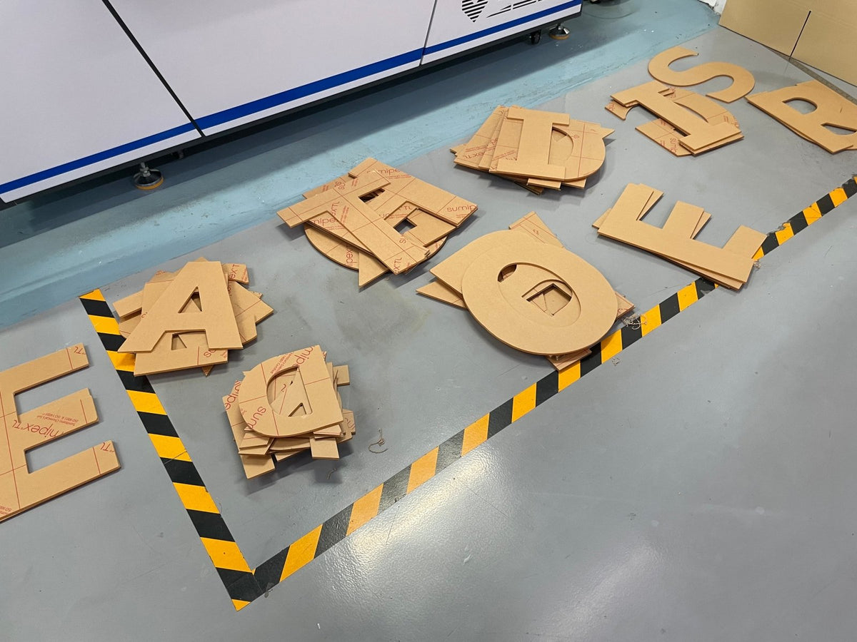 ป้ายอะคริลิค ชื่อบริษัท ติดผนัง พิมพ์ยูวีคมชัด ดีไซน์เรียบหรู เหมาะสำหรับออฟฟิศและองค์กร