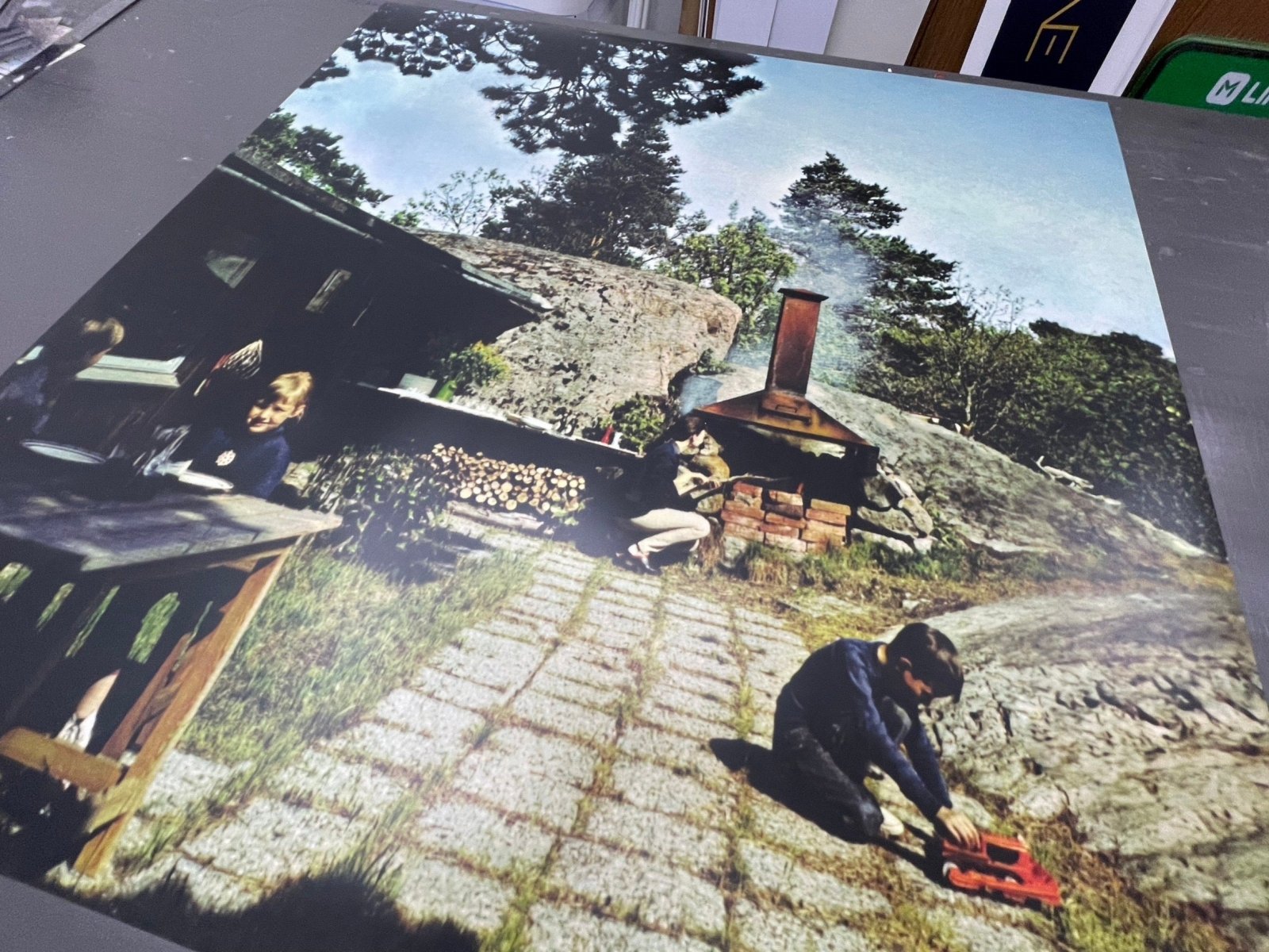 พิมพ์โปสเตอร์โฆษณาสินค้า Poster Ad โปสเตอร์ขนาดใหญ่ พิมพ์คมชัด สีสด เหมาะสำหรับงานโปรโมชัน โฆษณา และตกแต่งร้าน