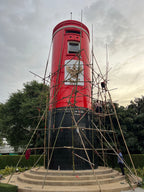 กล่องไปรษณีย์ทรงกระบอกสูงสีแดงดำ ติดสติ๊กเกอร์อาคาร