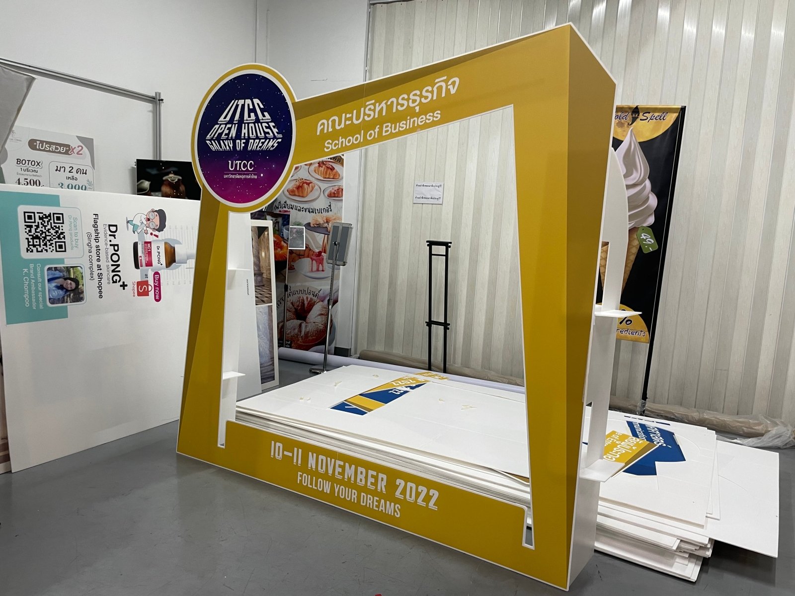 แบคดรอปฟิวเจอร์บอร์ด ฉากถ่ายรูปราคาถูก พิมพ์คมชัด น้ำหนักเบา ติดตั้งง่าย เหมาะสำหรับงานแต่ง งานอีเวนต์ และงานถ่ายภาพ