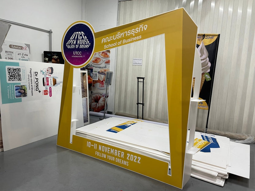 แบคดรอปฟิวเจอร์บอร์ด ฉากถ่ายรูปราคาถูก พิมพ์คมชัด น้ำหนักเบา ติดตั้งง่าย เหมาะสำหรับงานแต่ง งานอีเวนต์ และงานถ่ายภาพ