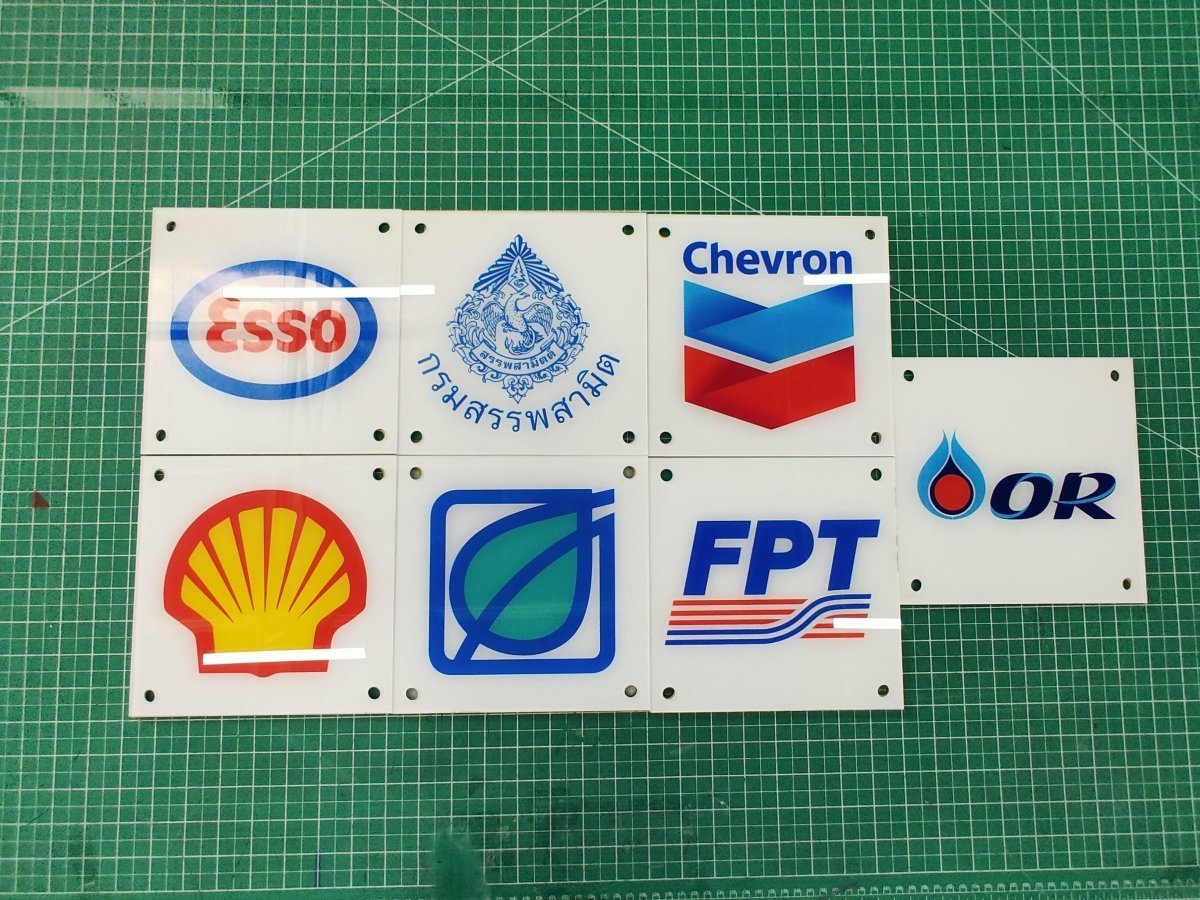 ป้ายอะคริลิคพิมพ์ยูวี แผ่นอะคริลิค และอะคริลิคติดสติ๊กเกอร์ พิมพ์คมชัด สีสวยทนทาน เหมาะสำหรับป้ายบริษัท ร้านค้า และงานตกแต่ง