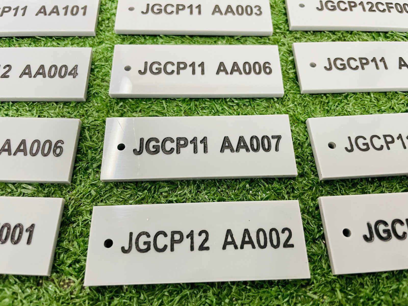 เซาะร่องอะคริลิค Laser Marking งานพิมพ์และแกะสลักคมชัด เนี้ยบหรู เหมาะสำหรับป้ายชื่อ ป้ายบริษัท และงานตกแต่งพิเศษ