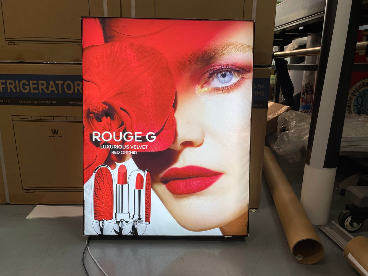 ป้ายกล่องไฟผ้า Fabric Light Box พิมพ์คมชัด สีสด ติดตั้งง่าย เหมาะสำหรับงานอีเวนต์ บูธแสดงสินค้า และป้ายโฆษณา