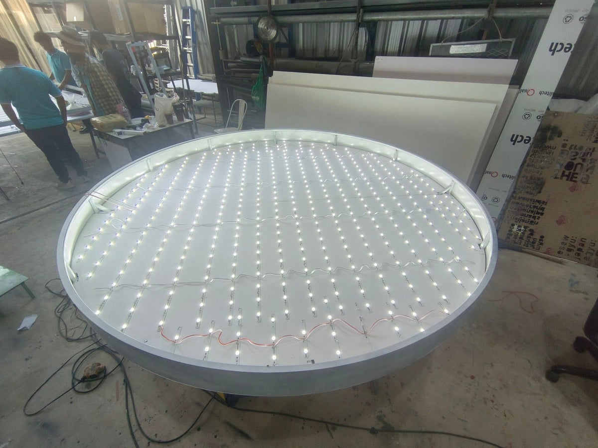 ป้ายไฟวงกลม และกล่องไฟวงกลม สว่างคมชัด ดีไซน์โดดเด่น เหมาะสำหรับป้ายร้านค้า คาเฟ่ และงานโฆษณาที่ต้องการความสะดุดตา