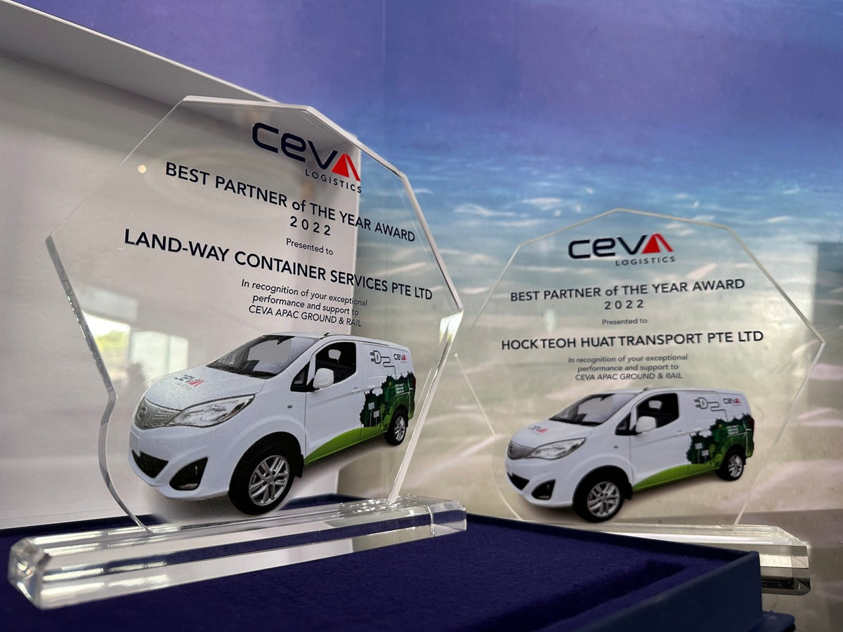 โล่รางวัล Acrylic Trophy Award อะคริลิคใส พิมพ์คมชัด ดีไซน์หรูหรา เหมาะสำหรับงานมอบรางวัล เกียรติยศ การแข่งขัน และงานองค์กร