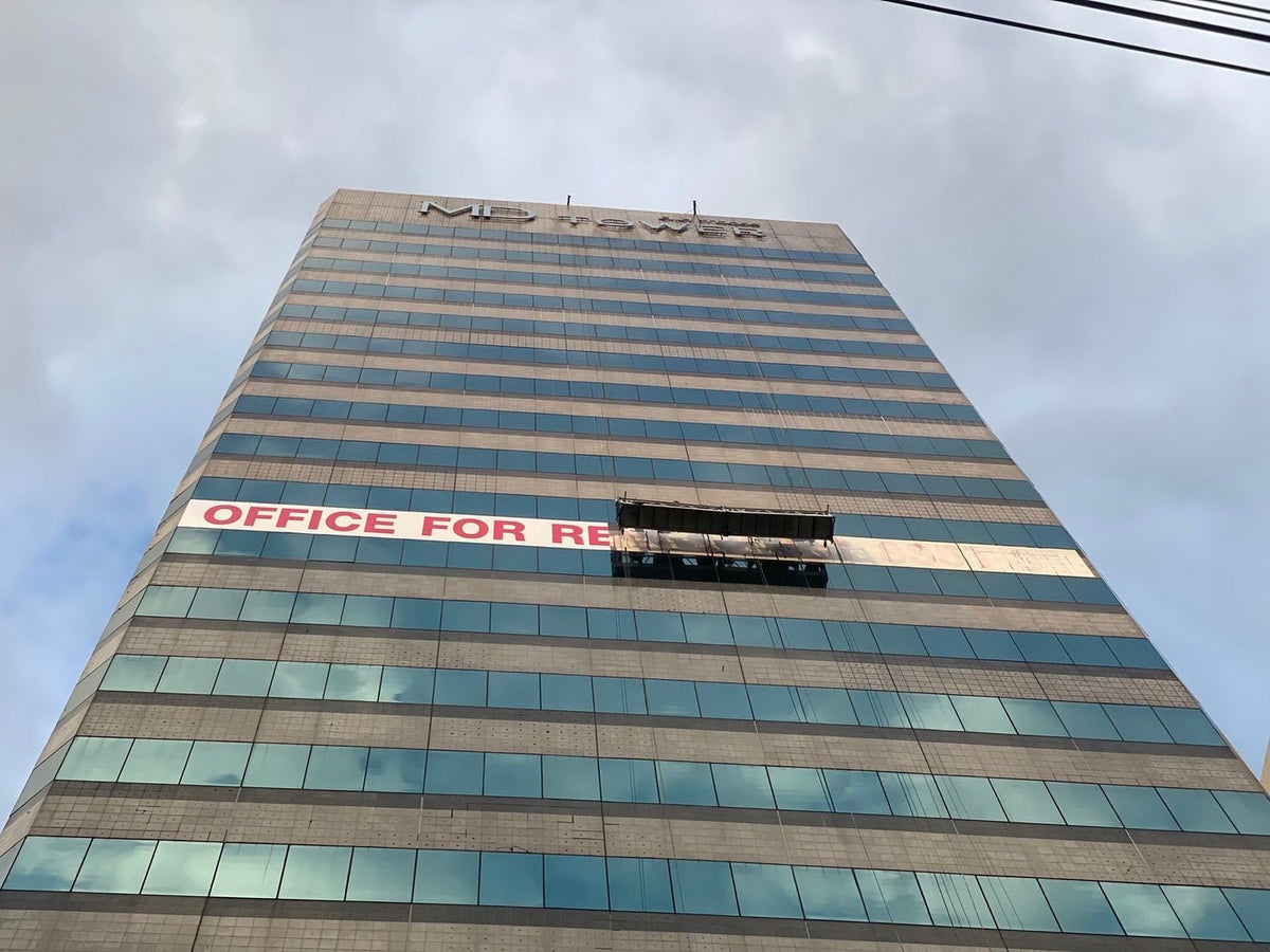 งานลอกสติ๊กเกอร์ตึกสูงติดตั้งใหม่ ขึ้นกอนโดล่า - Octopus Media Solutions