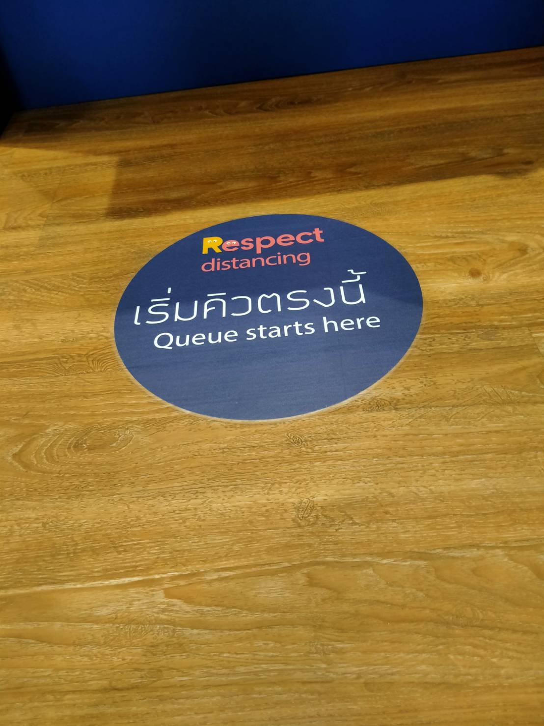 สติ๊กเกอร์ติดพื้น และสติ๊กเกอร์ติดทางเดิน พิมพ์คมชัด กันลื่น ทนทาน เหมาะสำหรับงานประชาสัมพันธ์ ป้ายบอกทาง และงานอีเวนต์