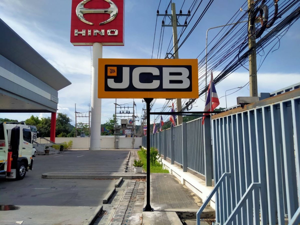 ป้ายเสา Pylon ป้ายทาวเวอร์ ดีไซน์โดดเด่น แข็งแรง ทนทาน เหมาะสำหรับป้ายบริษัท โครงการ อาคาร และงานโฆษณากลางแจ้ง