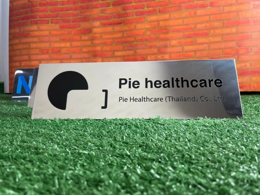 ป้ายตั้งโต๊ะสแตนเลสกัดกรด คมชัด หรูหรา เหมาะสำหรับห้องประชุม บริษัท และองค์กรธุรกิจ