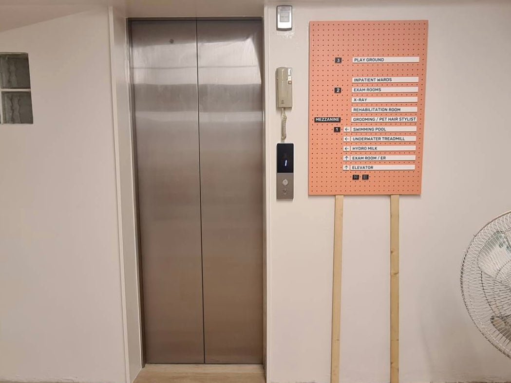 ป้ายบอกชั้น ตัวอักษรชัดเจน ดีไซน์เรียบหรู เหมาะสำหรับอาคารสำนักงาน โรงแรม และห้างสรรพสินค้า