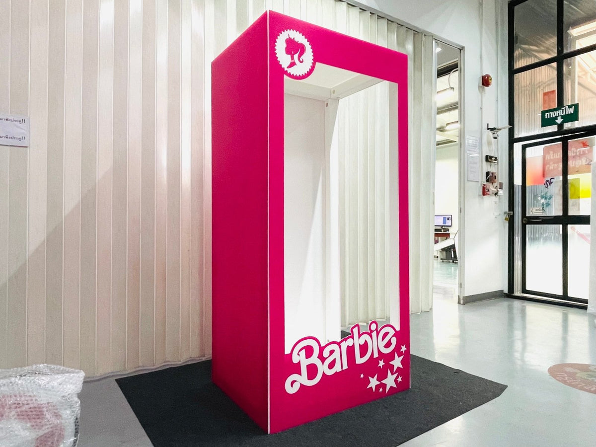 แบคดรอปฟิวเจอร์บอร์ด ฉากถ่ายรูปราคาถูก พิมพ์คมชัด น้ำหนักเบา ติดตั้งง่าย เหมาะสำหรับงานแต่ง งานอีเวนต์ และงานถ่ายภาพ