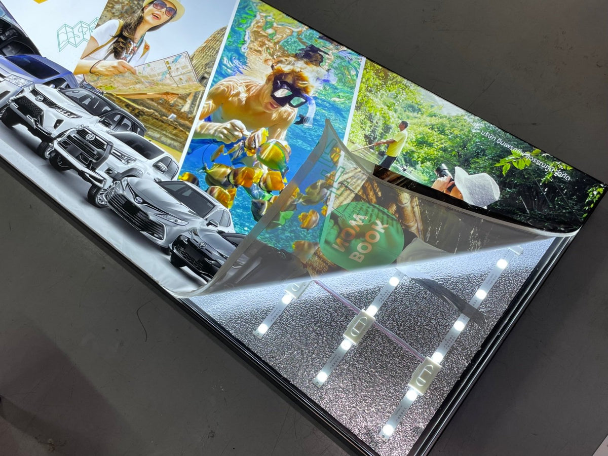 ป้ายกล่องไฟผ้า Fabric Light Box พิมพ์คมชัด สีสด ติดตั้งง่าย เหมาะสำหรับงานอีเวนต์ บูธแสดงสินค้า และป้ายโฆษณา