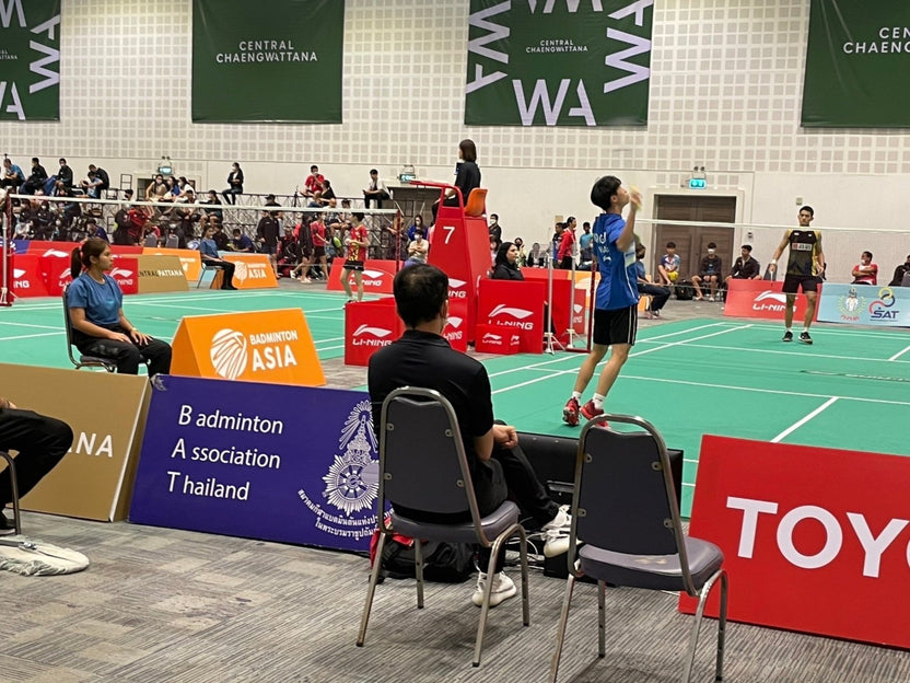 ป้ายสปอนเซอร์ พร้อมโลโก้ Li-Ning และ Yonex พิมพ์คมชัด เหมาะสำหรับงานกีฬา อีเวนต์ การแข่งขัน และโปรโมชันแบรนด์