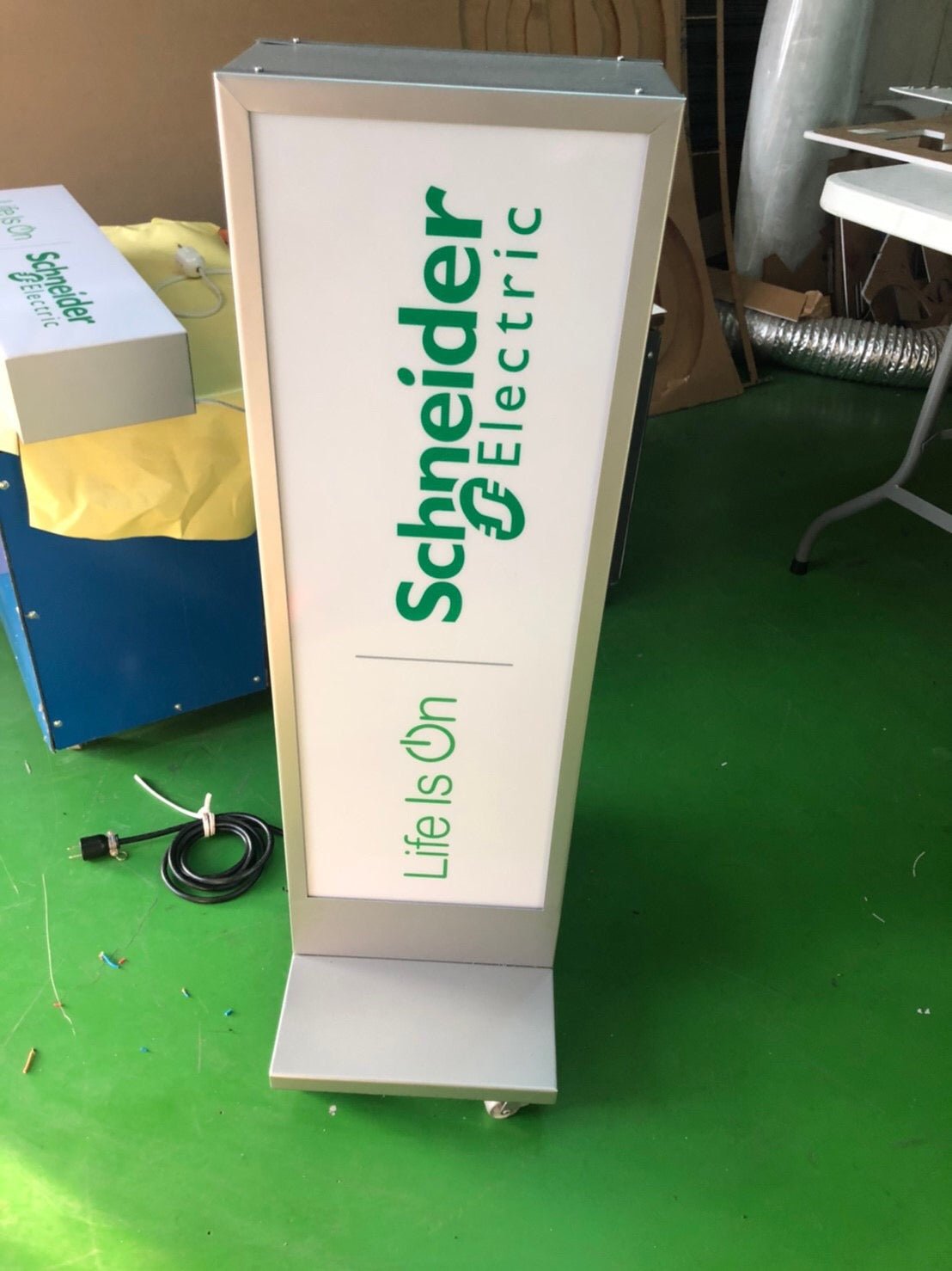 ป้ายไฟล้อเลื่อน และป้ายไฟมีล้อ เคลื่อนย้ายสะดวก สว่างคมชัด เหมาะสำหรับหน้าร้าน งานอีเวนต์ และป้ายโฆษณาโปรโมชัน