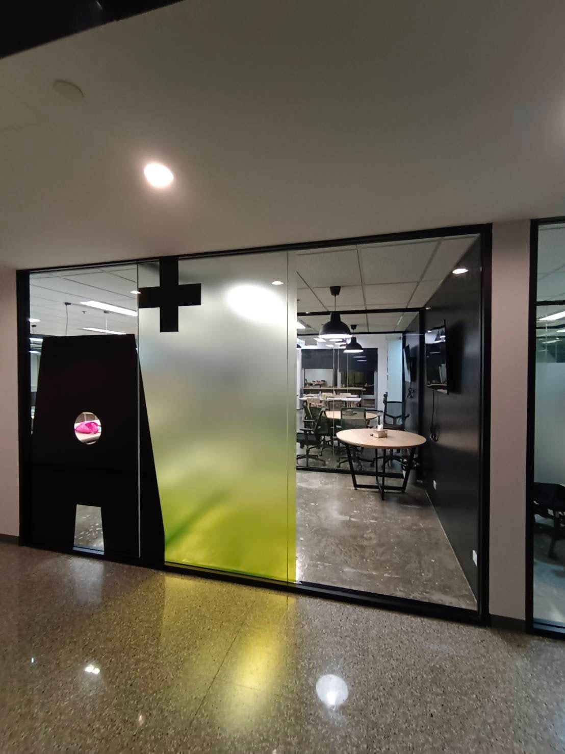 สติ๊กเกอร์ฝ้า พิมพ์อิงค์เจ็ท ติดกระจก ลวดลายสวยงาม กันแสง เหมาะสำหรับออฟฟิศและร้านค้า