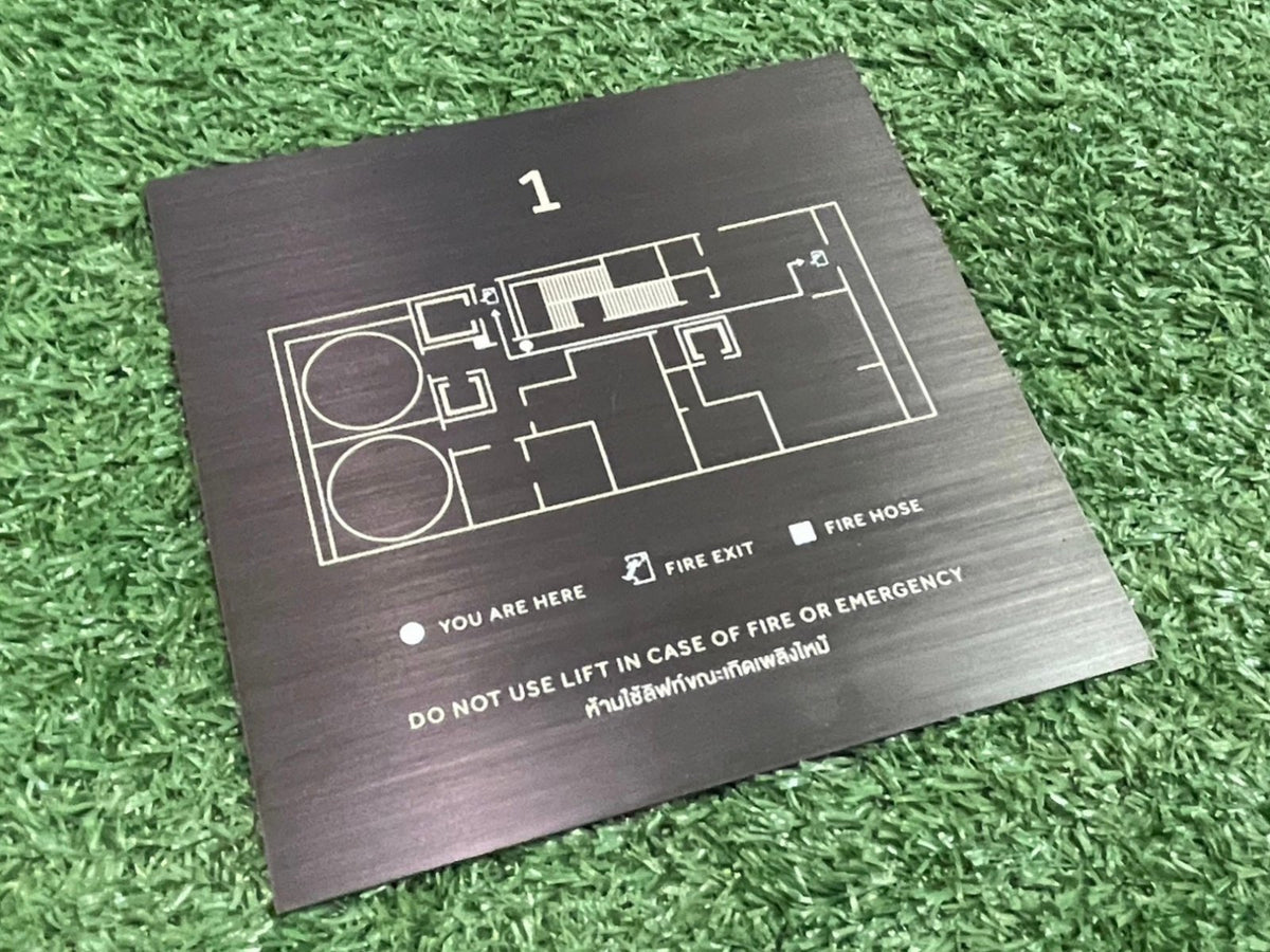 ป้ายสแตนเลสดำแฮร์ไลน์ ดีไซน์หรูหรา แข็งแรง ทนทาน เหมาะสำหรับป้ายบริษัทและงานตกแต่งอาคาร