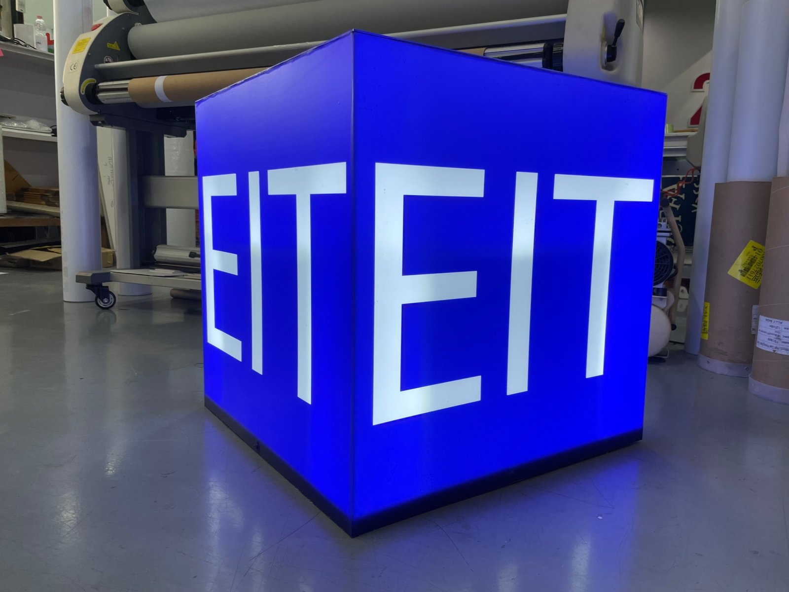 กล่องไฟสี่เหลี่ยม ทรงลูกเต๋า และกล่องไฟอะคริลิค ให้แสงสว่างชัดเจน ดีไซน์โดดเด่น เหมาะสำหรับป้ายร้านค้า งานอีเวนต์ และโฆษณา