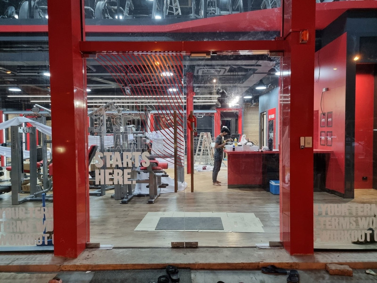 ป้ายฟิตเนส ตกแต่งยิม สปอร์ตคลับ ดีไซน์ทันสมัย พิมพ์คมชัด เหมาะสำหรับสปอร์ตคลับและศูนย์ออกกำลังกาย