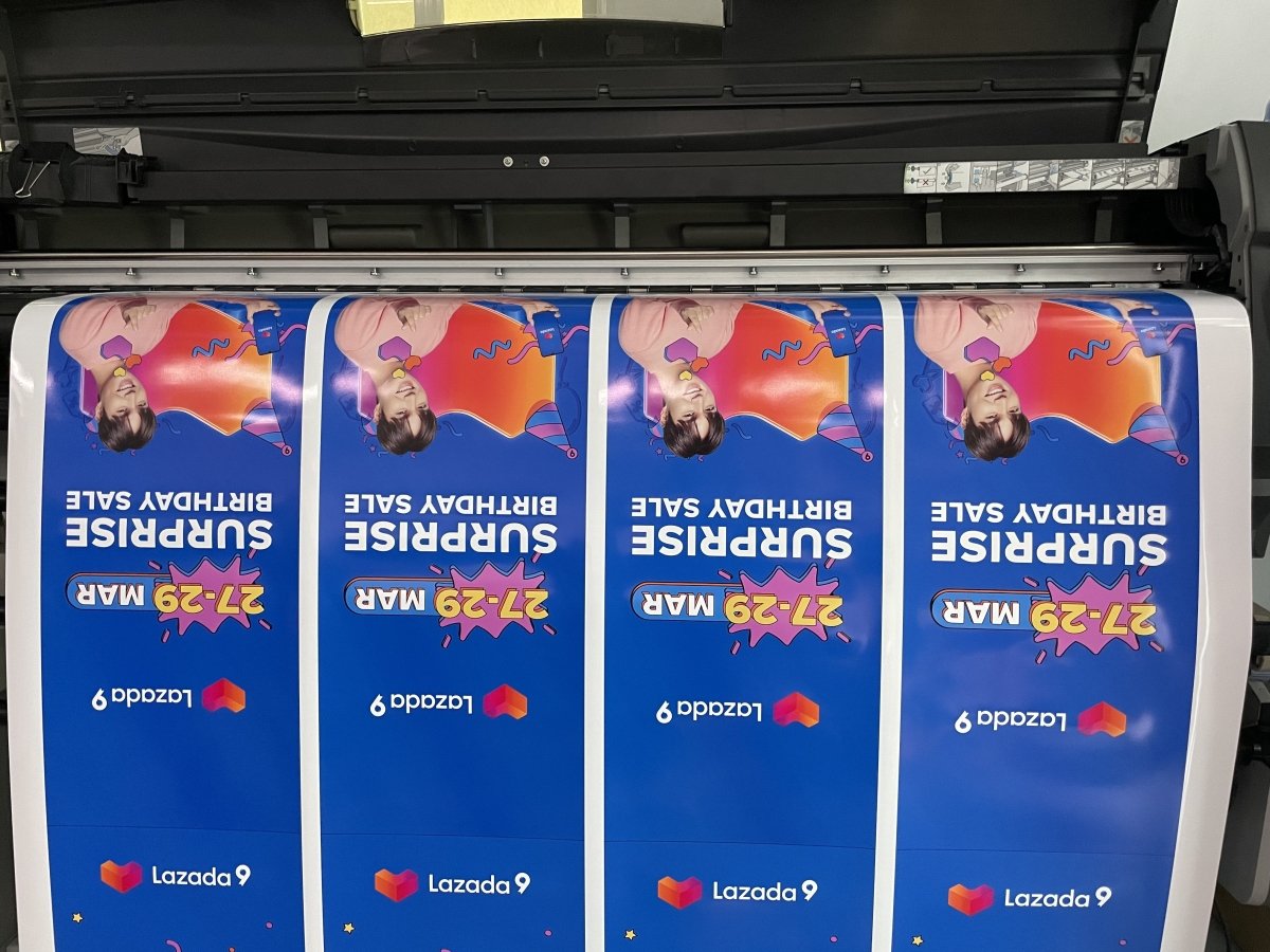 พิมพ์โปสเตอร์โฆษณาสินค้า Poster Ad โปสเตอร์ขนาดใหญ่ พิมพ์คมชัด สีสด เหมาะสำหรับงานโปรโมชัน โฆษณา และตกแต่งร้าน