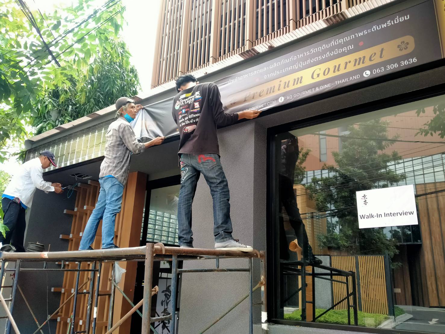 ป้ายกล่องไฟไวนิล และป้ายไฟไวนิลโปร่งแสง Backlit ให้แสงสว่างชัดเจน เหมาะสำหรับงานโฆษณา ป้ายหน้าร้าน และสื่อโปรโมชัน